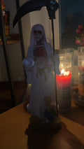 La Niña Blanca w/ roses