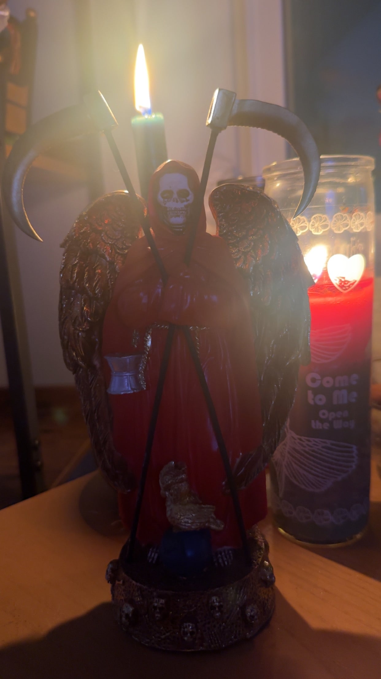 Winged La Niña Roja